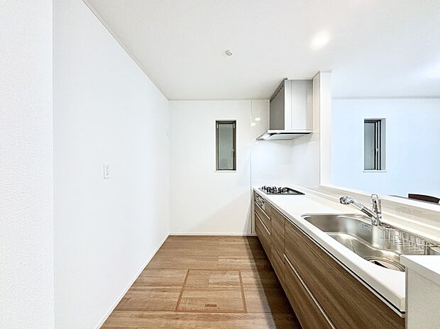 爽やかな風が通り抜けるキッチン。窓があるので明るく換気にも役立ちます。