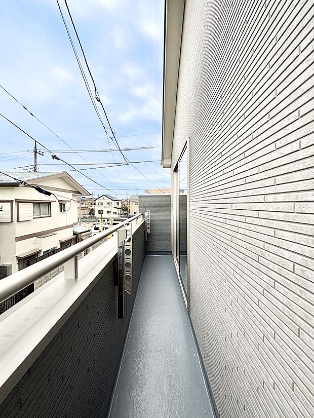 南向きのバルコニー!ご家族の洗濯物はもちろん、お布団もたっぷり干せます!