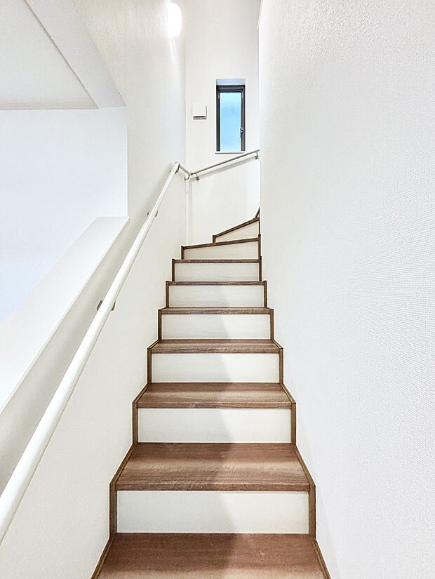 安全性を考慮し階段には手すりを設置しています