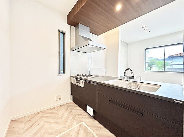 爽やかな風が通り抜けるキッチン。窓があるので明るく換気にも役立ちます。