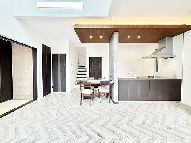 家族の笑顔が自然と生まれてくる、そんな雰囲気のダイニングに仕上がっています。