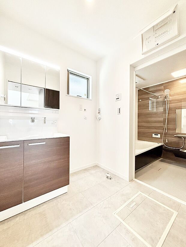 清潔感ある洗面化粧室で朝の身支度も快適  