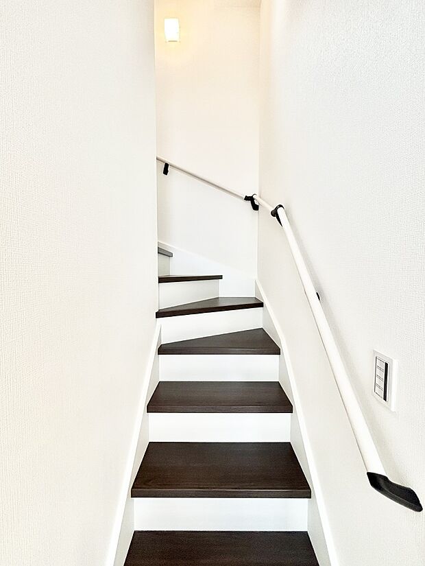 ご家族間のコミュニケーションが深まるリビングイン階段を採用