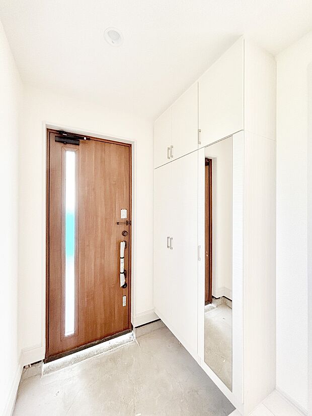 ガラススリットの入った玄関ドアが室内に光を届けてくれます