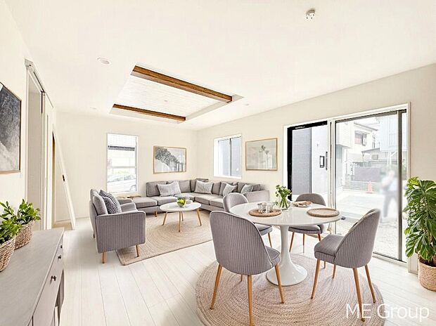 ご家族の賑やかな話し声で包まれる明るいリビング ※家具はCGです