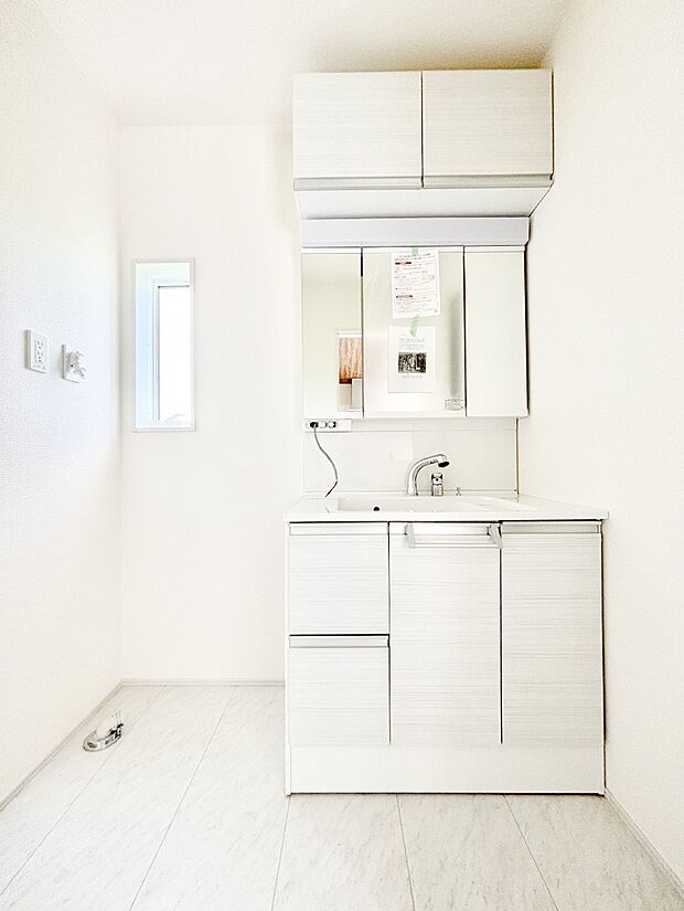 大きく見やすい三面鏡で清潔感ある洗面台は、身だしなみチェックや肌のお手入れにおすすめです。