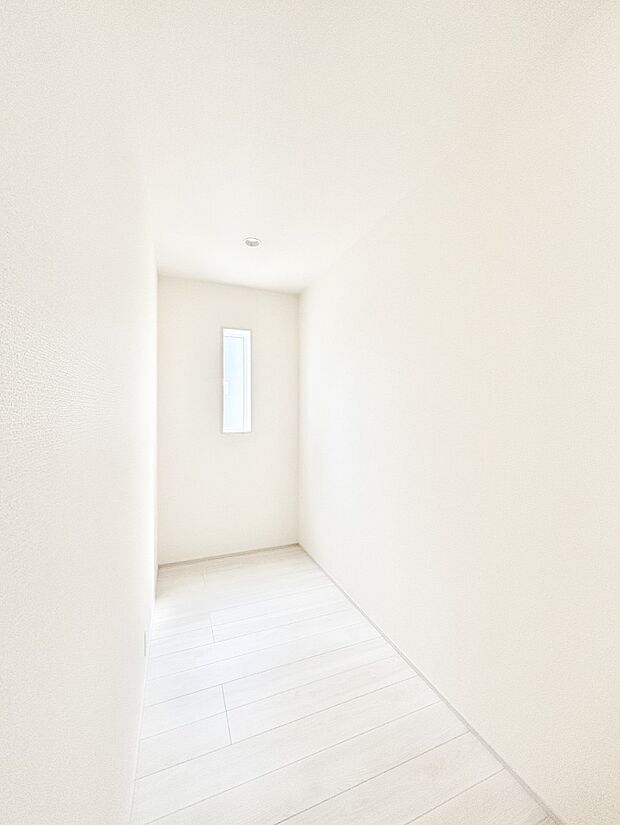 キッチンにはパントリー!食材のストックはもちろん、日用品の収納など使い方はいろいろ!