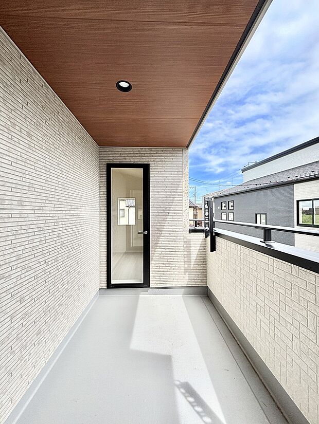 ゆったりバルコニーだから沢山お洗濯ものを干せます。