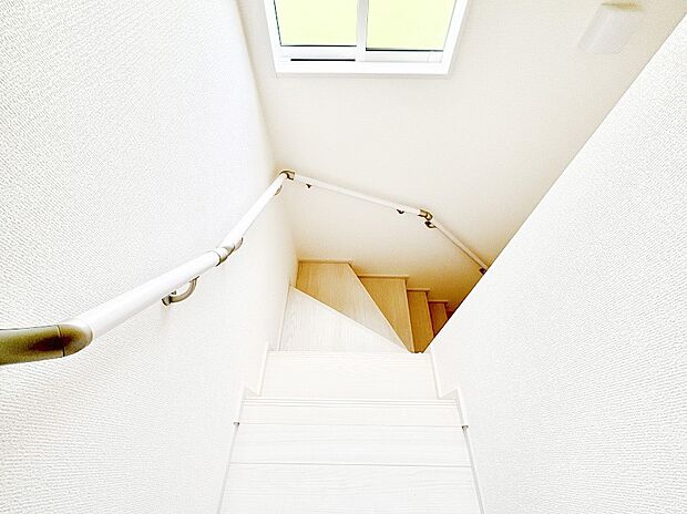 安全性を考慮し階段には手すりを設置しています