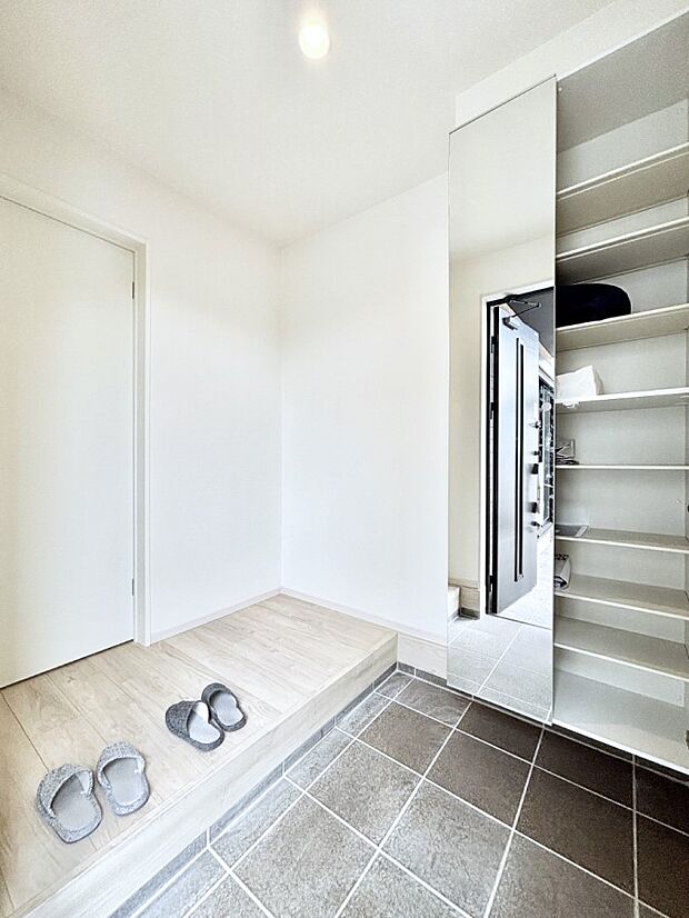 散らかりがちな玄関もスッキリ。たっぷり収納できるシューズボックスはミラー付きです。