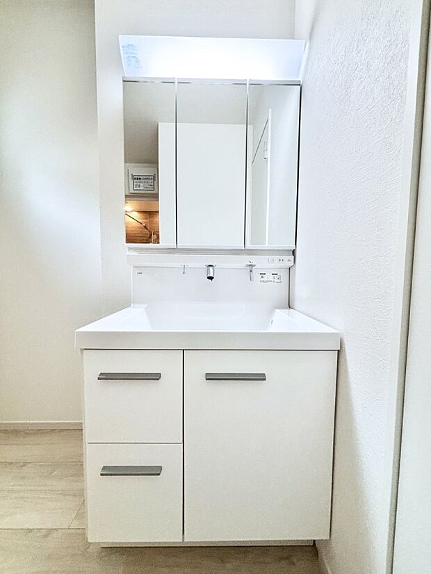 大きく見やすい三面鏡で清潔感ある洗面台は、身だしなみチェックや肌のお手入れにおすすめです。 