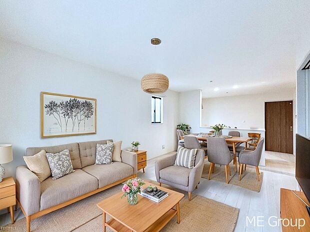 ご家族の賑やかな話し声で包まれる明るいリビング  ※家具はCGです