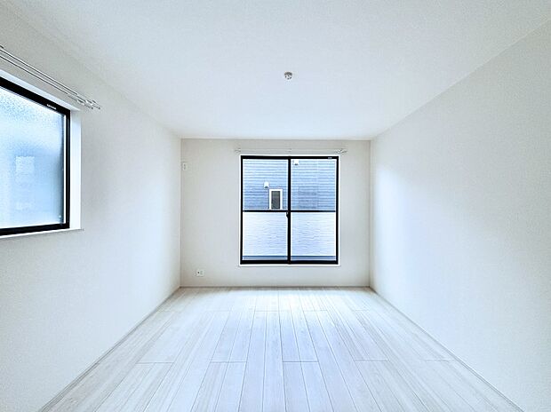 明るいバルコニーサイドに洋室を設置。目覚めの良い寝室に。 