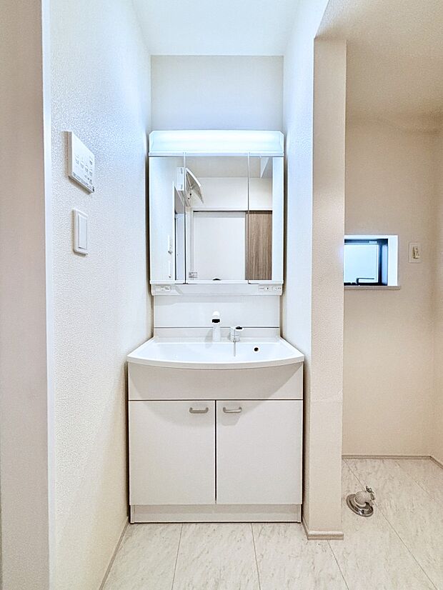 大きく見やすい三面鏡で清潔感ある洗面台は、身だしなみチェックや肌のお手入れにおすすめです。 