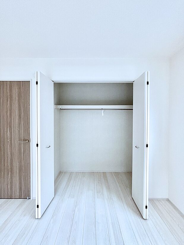 洋室のクローゼット。奥行きがあるので厚手の衣類もすっきり収まります。