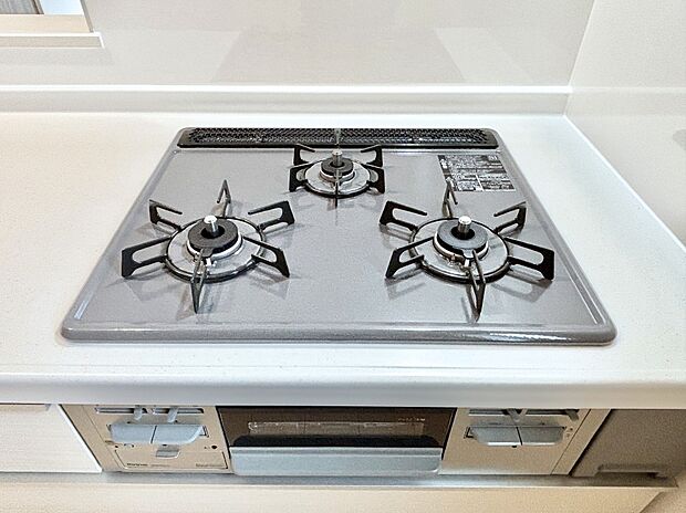 ガスコンロはＳｉセンサー搭載。火力調節や焦げ付き・消し忘れも防いでくれます。