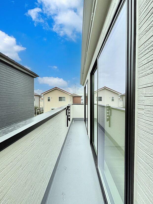 ゆったりバルコニーだから沢山お洗濯ものを干せます。