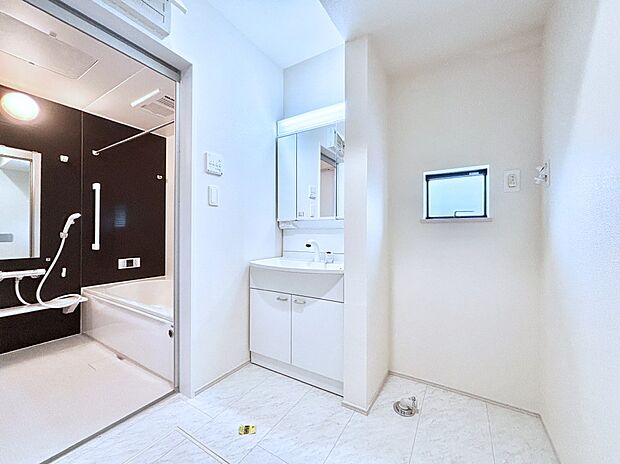 清潔感のある快適空間です。毎日の身支度も気持ち良くお使い頂けます。 