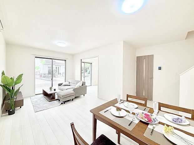 明るい陽光が注ぎ、寛ぎの雰囲気に満たされるリビング・ダイニング。