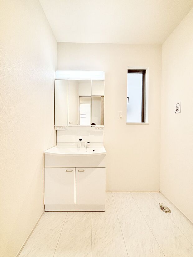 三面鏡が嬉しい洗面化粧台です。