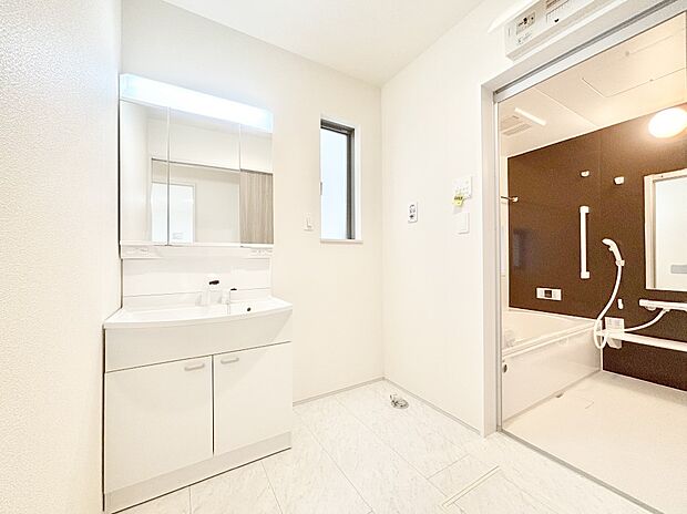 小窓がついているので換気ができて清潔感があるランドリースペース