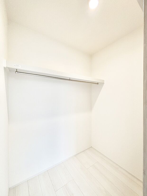 ウォークインクローゼット付きで生活空間を広く利用できます。