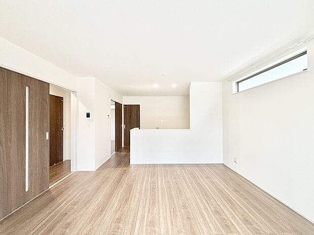 明るい陽光が注ぎ、寛ぎの雰囲気に満たされるリビング・ダイニング。