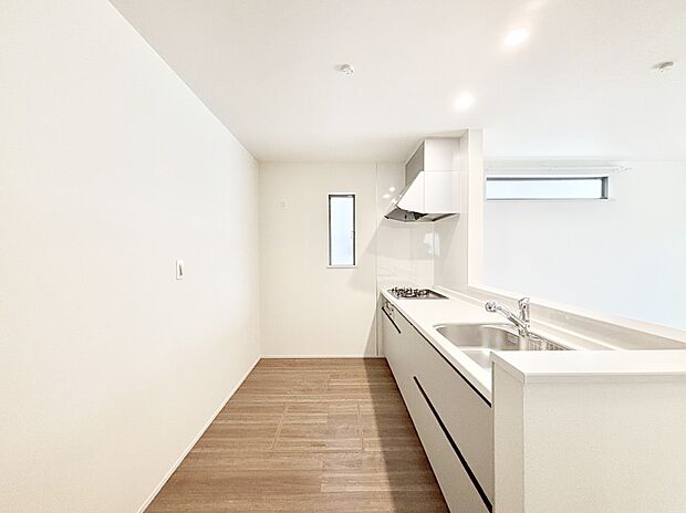 爽やかな風が通り抜けるキッチン。窓があるので明るく換気にも役立ちます。