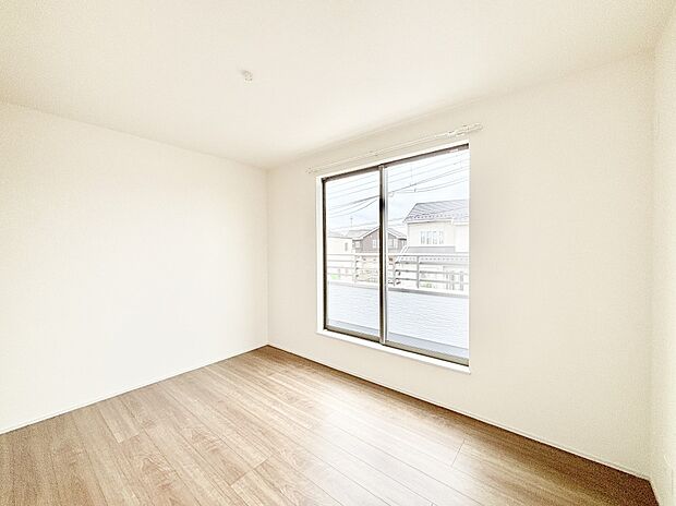 窓からのやさしい光が心地よいプライベートルーム