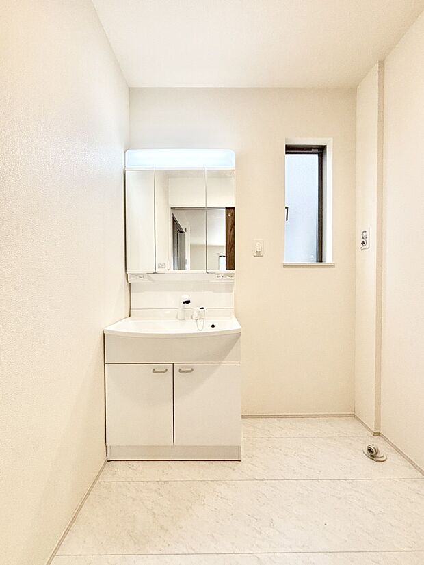 三面鏡が嬉しい洗面化粧台です。