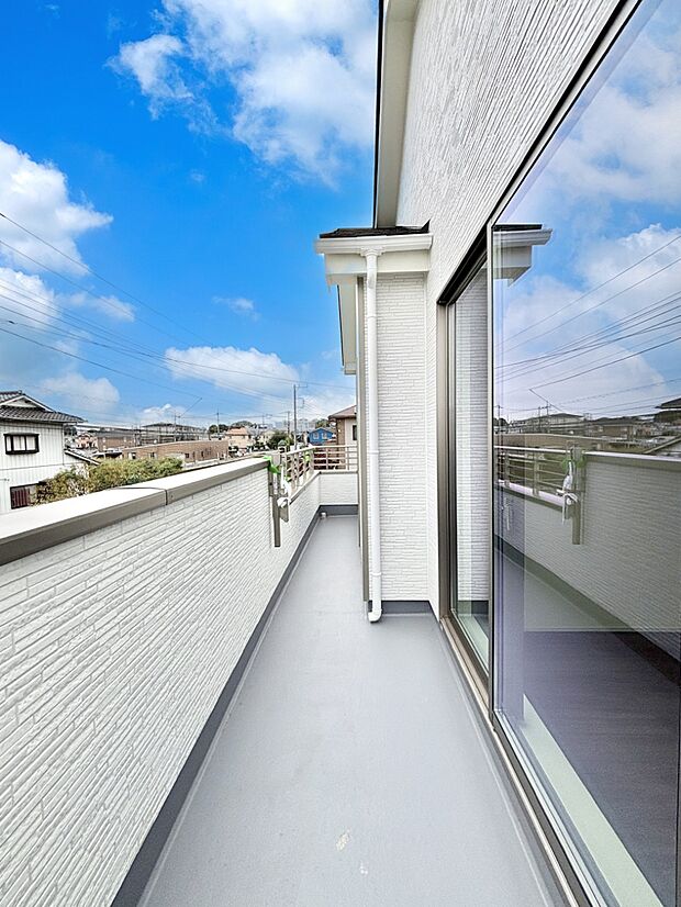 ゆったりバルコニーだから沢山お洗濯ものを干せます。