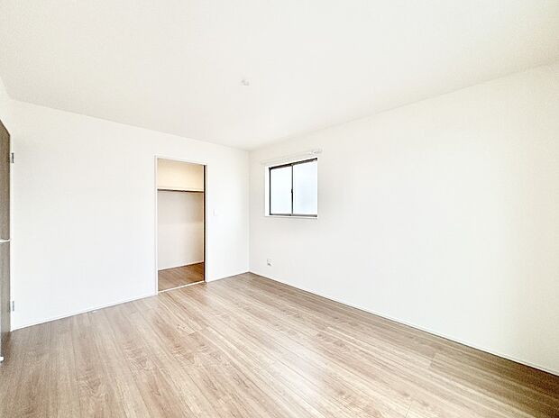 ウォークインクローゼットがあるお部屋!季節ごとの入れ替えも不要で便利です。