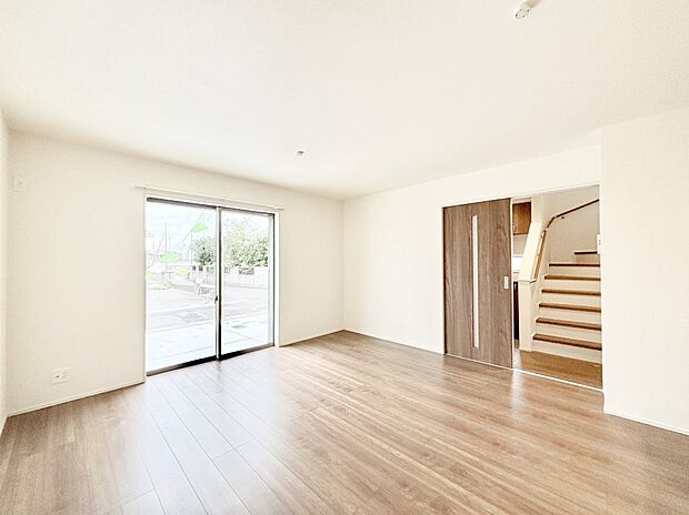 家族の笑顔が自然と生まれてくる、そんな雰囲気のダイニングに仕上がっています。