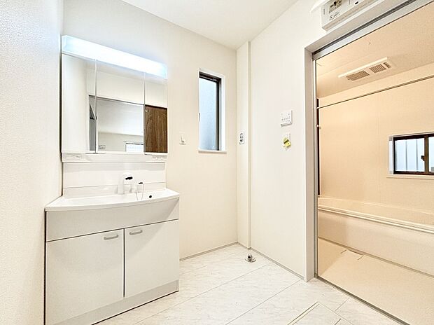 窓のある明るいランドリースペース