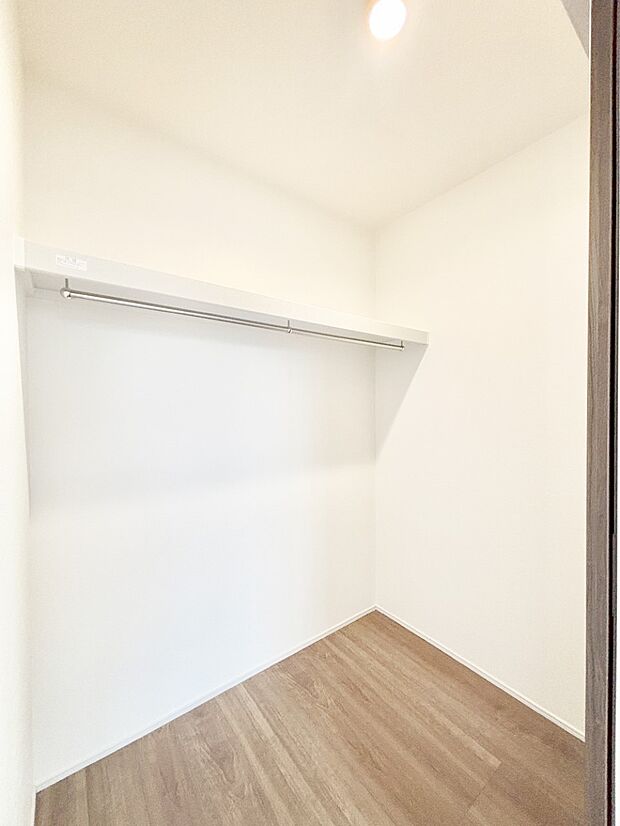 ウォークインクローゼット付きで生活空間を広く利用できます。