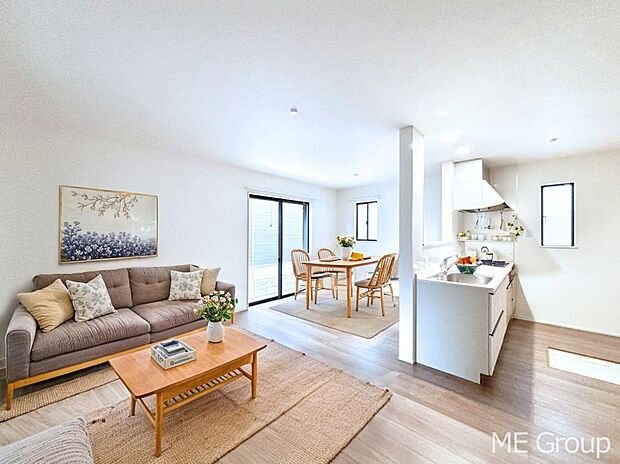 ご家族の賑やかな話し声で包まれる明るいリビング  ※家具はCGです