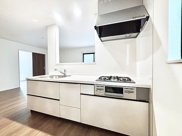 リビングを見渡せる人気のカウンターキッチン。 家族を見守りながら家事をすることができます。