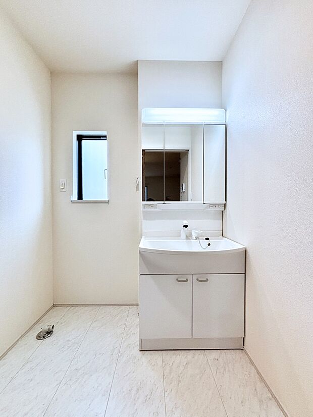 大きく見やすい三面鏡で清潔感ある洗面台は、身だしなみチェックや肌のお手入れにおすすめです。 