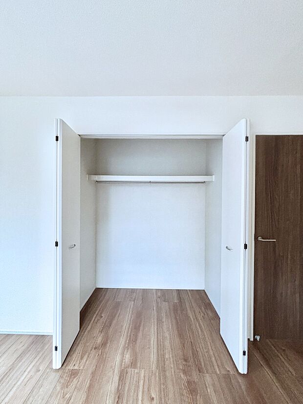 洋室のクローゼット。奥行きがあるので厚手の衣類もすっきり収まります。