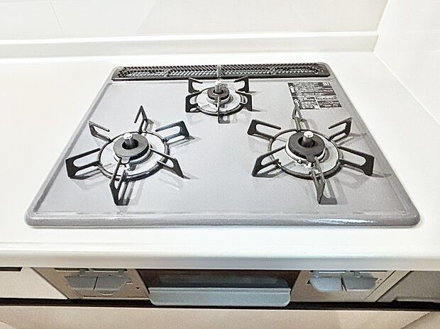 ガスコンロはＳｉセンサー搭載。火力調節や焦げ付き・消し忘れも防いでくれます。