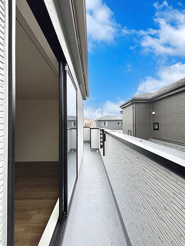 ゆったりバルコニーだから沢山お洗濯ものを干せます。