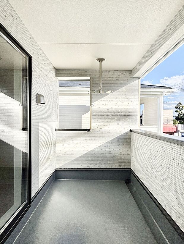 上部に屋根がかかっているので急な雨の時にも安心です。