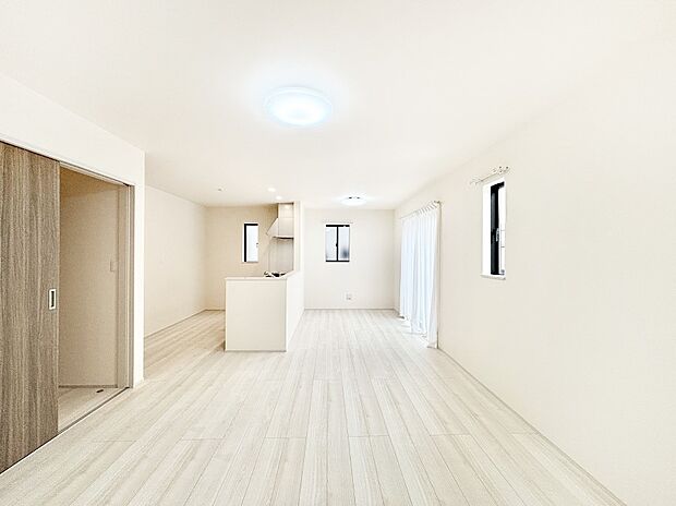 ご家族の賑やかな話し声で包まれる明るいリビング 