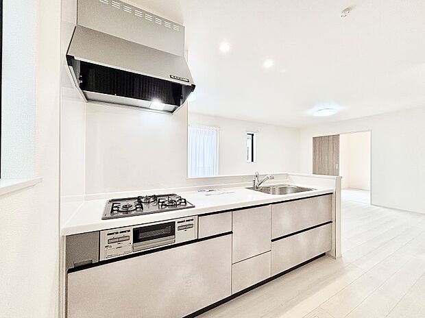 リビングで遊ぶお子様を見守りながらお料理ができる対面キッチン。  