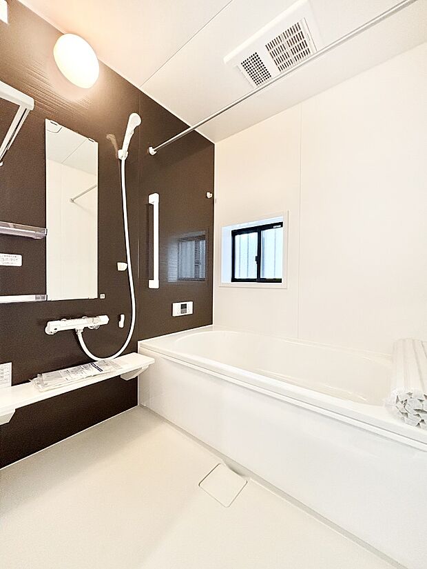 落ち着いた色合いの壁面、ゆっくりゆったり寛げるバスルーム。  