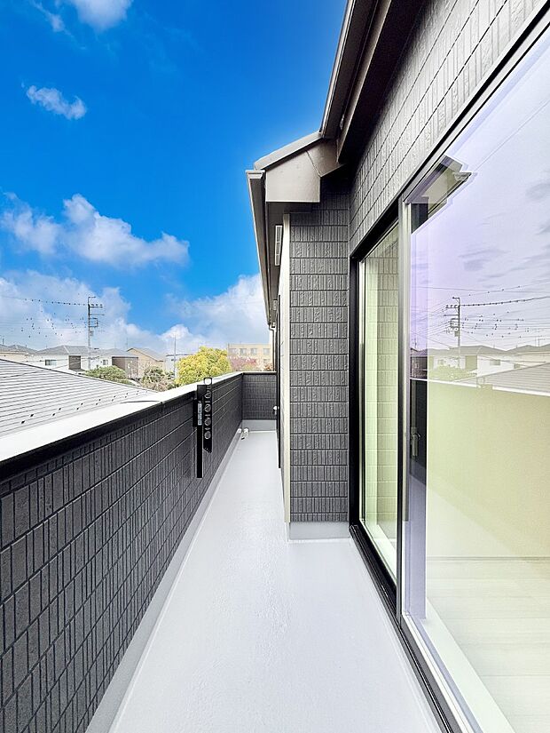 ゆったりバルコニーだから沢山お洗濯ものを干せます。