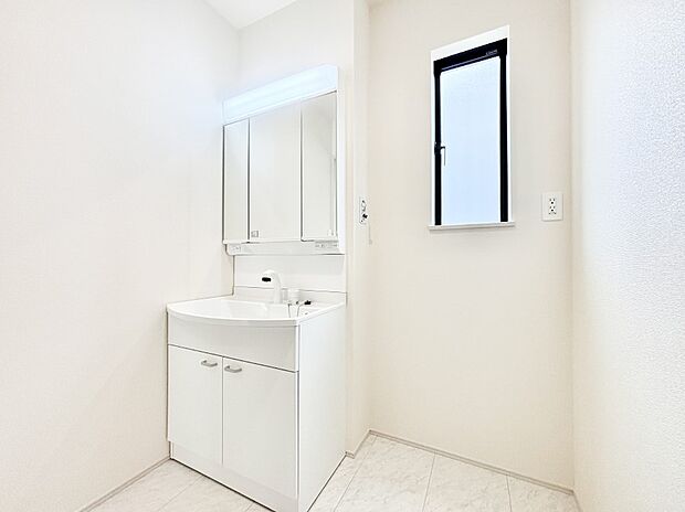 明るい洗面所は毎朝の身支度も楽しくできちゃいそうです。    