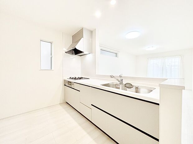 ご家族の会話弾む対面キッチン。お料理中のパパママもご家族と過ごす時間が増えそう!