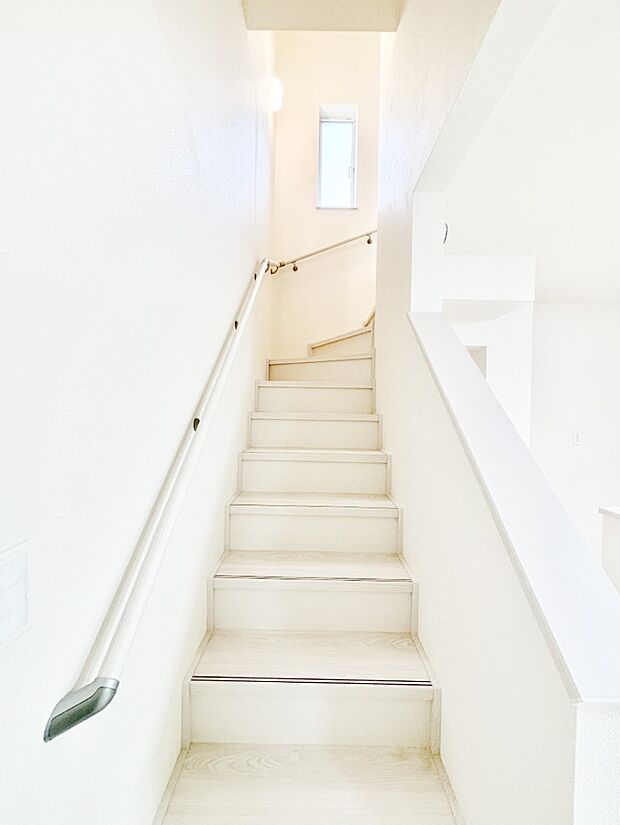 小さなお子様やご年配の方に嬉しい配慮!階段には手摺付きです。