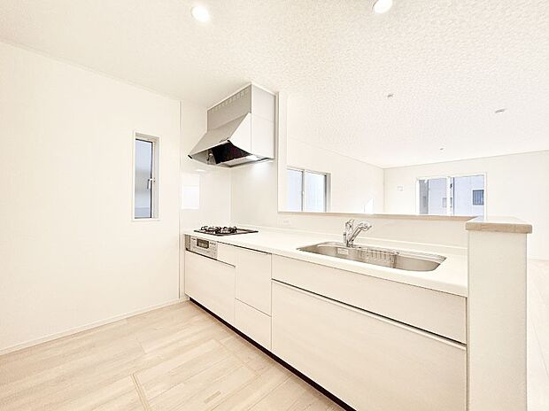 爽やかな風が通り抜けるキッチン。窓があるので明るく換気にも役立ちます。